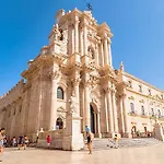 Ortigia Centro-silenzioso Vicino Il Tempio Di Apollo