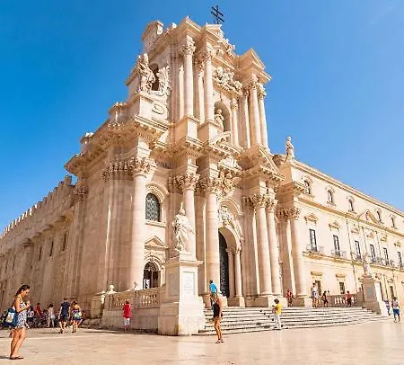 Ortigia Centro-silenzioso Vicino Il Tempio Di Apollo